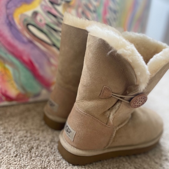 UGGS - Picture 4 of 4